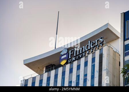 Adelaide, Südaustralien - 13. August 2019: Logo der Flinders University auf dem Gebäude am Victoria Square in Adelaide CBD am Tag Stockfoto