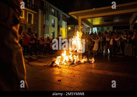 Ermua, Spanien. 31. Dezember 2022. Mitglieder der Txindurri-Gruppe tanzen um die Figur des Olentzero, die in Flammen im Zentrum des Stadtplatzes brennt, nach dem Ende der Olentzero-Parade, die an Silvester die Hauptstraßen von Ermua besichtigte. Seit 50 Jahren sagt die Stadt Ermua in Biskaya Auf Wiedersehen zum Silvesterabend mit dem Verbrennen der Figur von Olentzero auf dem Stadtplatz und feiert damit den Beginn des neuen Jahres. (Foto: Luis Soto/SOPA Images/Sipa USA) Guthaben: SIPA USA/Alamy Live News Stockfoto