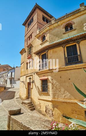 Ronda - die antike Stadt Ronda, Andalusien. Verlassene öffentliche Häuser der alten Stadt Ronda, Andalusien, Spanien. Stockfoto