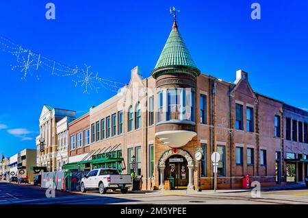 Ellzey’s Hardware befindet sich im Old People’s Bank Building und ist am 28. Dezember 2022 in Biloxi abgebildet. Mississippi. Stockfoto