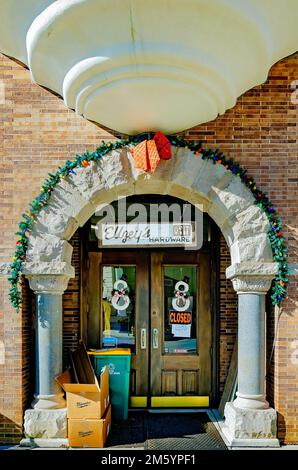 Ellzey’s Hardware befindet sich im Old People’s Bank Building und ist am 28. Dezember 2022 in Biloxi abgebildet. Mississippi. Stockfoto