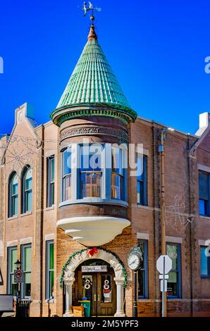 Ellzey’s Hardware befindet sich im Old People’s Bank Building und ist am 28. Dezember 2022 in Biloxi abgebildet. Mississippi. Stockfoto