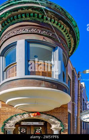 Ellzey’s Hardware befindet sich im Old People’s Bank Building und ist am 28. Dezember 2022 in Biloxi abgebildet. Mississippi. Stockfoto