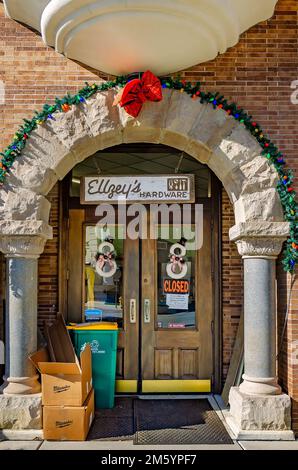 Ellzey's Hardware befindet sich im Old People's Bank Building und ist am 28. Dezember 2022 in Biloxi, Mississippi, zu Weihnachten dekoriert. Stockfoto