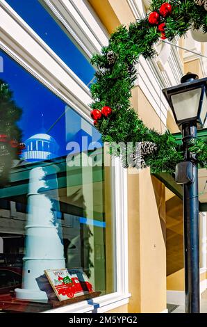 Weihnachtsdekorationen sind auf der Howard Avenue am 28. Dezember 2022 in Biloxi, Mississippi, zu sehen. Eine Nachbildung des Biloxi Lighthouse befindet sich im Schaufenster. Stockfoto