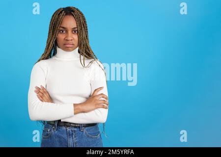 Afrikanische Frau mit gekreuzten Armen im Zorn Stockfoto