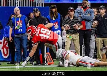 Atlanta, GA, USA. 1. Januar 2023. Georgia Bulldogs Tight End Brock Bowers (19) kämpft in der zweiten Hälfte des Chick-fil-A Peach Bowl 2022 um den ersten Down gegen die Ohio State Buckeyes im Mercedes-Benz Stadium in Atlanta, GA. (Scott Kinser/CSM). Kredit: csm/Alamy Live News Stockfoto