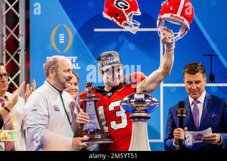 Atlanta, GA, USA. 1. Januar 2023. Georgia Bulldogs Quarterback Stetson Bennett (13) erhält beim Chick-fil-A Peach Bowl 2022 im Mercedes-Benz Stadium in Atlanta, GA, die offensive MVP-Trophäe. (Scott Kinser/CSM). Kredit: csm/Alamy Live News Stockfoto