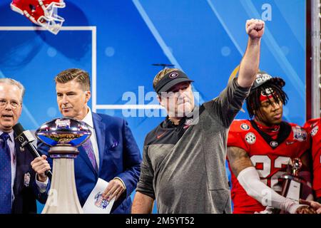 Atlanta, GA, USA. 1. Januar 2023. Georgia Bulldogs Cheftrainer Kirby Smart zeigt seinen Fans seine Liebe, während er auf die Trophäe „Chick-fil-A Peach Bowl“ 2022 im Mercedes-Benz Stadium in Atlanta, GA, wartet. (Scott Kinser/CSM). Kredit: csm/Alamy Live News Stockfoto