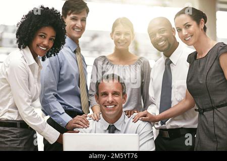 Teamwork macht den Traum wahr. Eine Gruppe von Geschäftsleuten in ihrem Büro. Stockfoto