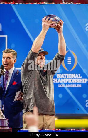 Atlanta, GA, USA. 1. Januar 2023. Georgia Bulldogs Cheftrainer Kirby Smart hebt die Trophäe „Chick-fil-A Peach Bowl“ 2022 nach dem Sieg im Mercedes-Benz Stadium in Atlanta, GA, auf. (Scott Kinser/CSM). Kredit: csm/Alamy Live News Stockfoto