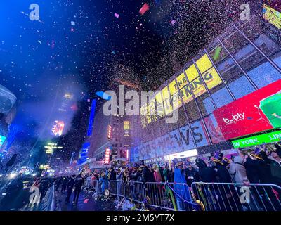 Beschreibung: New York City, Vereinigte Staaten. 31. Dezember 2022. Die langjährige Tradition des Times Square Ball Drop zu Silvester kehrte nach zwei Jahren zurückgezogener Feierlichkeiten aufgrund der Coronavirus-Pandemie wieder zu voller Kapazität zurück. Kredit: Ryan Rahman/Alamy Live News Stockfoto