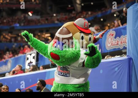 Atlanta, Georgia, USA. 31. Dezember 2022. Chick-fil-A Peach Bowl Mascot Huddles und Ohio State Buckeyes Maskottchen Brutus im Mercedes Benz Stadium, Atlanta, Georgia. (Kreditbild: © Scott Stuart/ZUMA Press Wire) Kredit: ZUMA Press, Inc./Alamy Live News Stockfoto