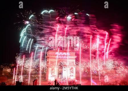 Paris, Frankreich. 31. Dezember 2022. Feuerwerk am Triumphbogen (Arc de triomphe) in Paris (Champs Elysees), Frankreich, am 31. Dezember 2022 anlässlich des neuen Jahres 2023. Kredit: Victor Joly/Alamy Live News Stockfoto