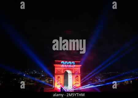 Paris, Frankreich. 31. Dezember 2022. Feuerwerk am Triumphbogen (Arc de triomphe) in Paris (Champs Elysees), Frankreich, am 31. Dezember 2022 anlässlich des neuen Jahres 2023. Kredit: Victor Joly/Alamy Live News Stockfoto