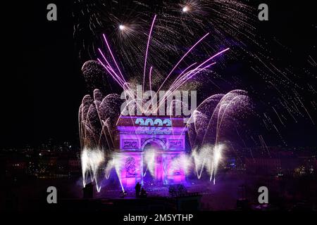 Paris, Frankreich. 31. Dezember 2022. Feuerwerk am Triumphbogen (Arc de triomphe) in Paris (Champs Elysees), Frankreich, am 31. Dezember 2022 anlässlich des neuen Jahres 2023. Kredit: Victor Joly/Alamy Live News Stockfoto