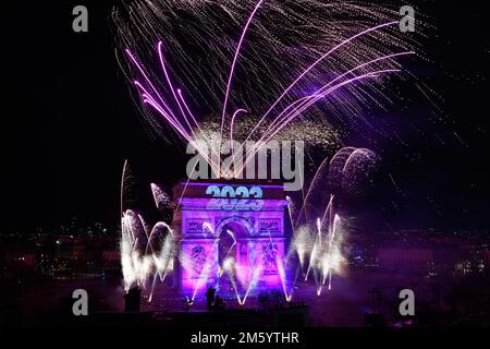Paris, Frankreich. 31. Dezember 2022. Feuerwerk am Triumphbogen (Arc de triomphe) in Paris (Champs Elysees), Frankreich, am 31. Dezember 2022 anlässlich des neuen Jahres 2023. Kredit: Victor Joly/Alamy Live News Stockfoto