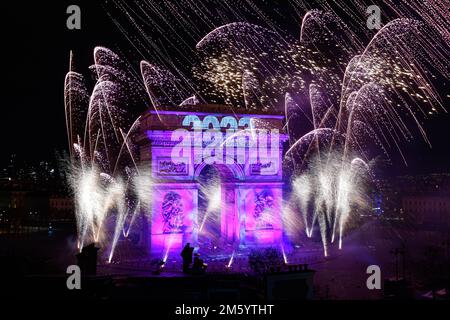 Paris, Frankreich. 31. Dezember 2022. Feuerwerk am Triumphbogen (Arc de triomphe) in Paris (Champs Elysees), Frankreich, am 31. Dezember 2022 anlässlich des neuen Jahres 2023. Kredit: Victor Joly/Alamy Live News Stockfoto