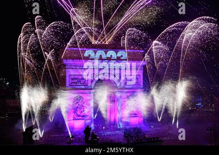 Paris, Frankreich. 31. Dezember 2022. Feuerwerk am Triumphbogen (Arc de triomphe) in Paris (Champs Elysees), Frankreich, am 31. Dezember 2022 anlässlich des neuen Jahres 2023. Kredit: Victor Joly/Alamy Live News Stockfoto