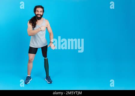 Mann mit einer zur Seite zeigenden Prothese am Bein Stockfoto