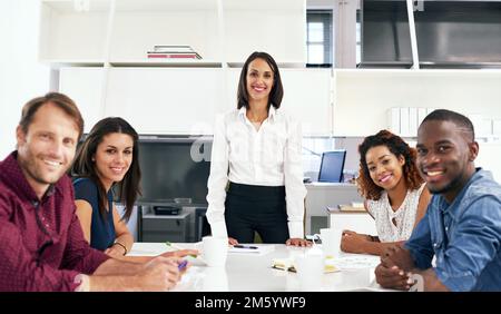 Gemeinsam kann jeder mehr erreichen. Eine Gruppe von Büroangestellten in einer Besprechung. Stockfoto