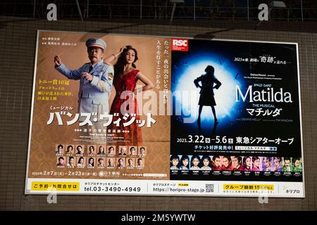 Tokio, Japan. 1. Januar 2023. Ein Werbespot in Tokio für japanische Theateraufführungen, einschließlich einer Produktion der Royal Shakespeare Company von Roald Dahls Matilda mit Porträts der Schauspieler und Schauspielerinnen unten.Japan hat sich nach über zwei Jahren Reiseverboten aufgrund der COVID-19-Pandemie vor kurzem wieder für den Tourismus geöffnet. Der Yen hat gegenüber dem US-Dollar stark abgeschrieben, was zu wirtschaftlichen Turbulenzen für den internationalen Handel und die japanische Wirtschaft geführt hat. Kredit: ZUMA Press, Inc./Alamy Live News Stockfoto