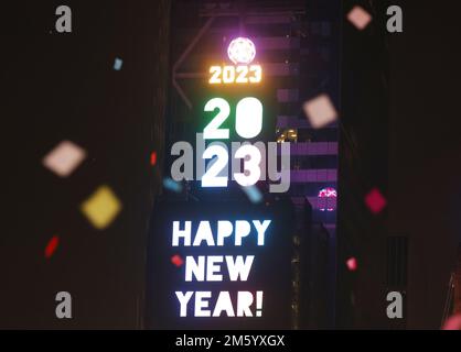 New York, Usa. 31. Dezember 2022. Der Silvesterball befindet sich nach der Silvesterfeier am Times Square am Sonntag, dem 1. Januar 2023, über den 2023 Ziffern am One Times Square. Schätzungsweise eine Milliarde Menschen haben auf der ganzen Welt zugesehen, wie der traditionelle Waterford Crystal Ball im Jahr 2023 fallen wird. Foto: John Angelillo/UPI Credit: UPI/Alamy Live News Stockfoto