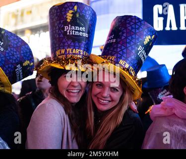New York, United Erklärt. 31. Dezember 2022. Zwei Frauen, die Planet Fitness-Mützen tragen, warten darauf, dass der Ball am Silvesterabend am Times Square in New York City am Samstag, den 31. Dezember 2022 erscheint. Foto: Gabriele Holtermann/UPI Credit: UPI/Alamy Live News Stockfoto