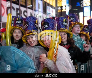 New York, United Erklärt. 31. Dezember 2022. Am Samstag, den 31. Dezember 2022, feiern die Menschen Silvester am Times Square in New York City. Foto: Gabriele Holtermann/UPI Credit: UPI/Alamy Live News Stockfoto