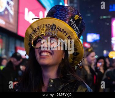 New York, United Erklärt. 31. Dezember 2022. Eine Frau trägt eine 2023-Brille und wartet darauf, dass der Ball am Silvesterabend am Times Square in New York City am Samstag, dem 31. Dezember 2022, erscheint. Foto: Gabriele Holtermann/UPI Credit: UPI/Alamy Live News Stockfoto