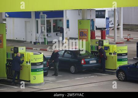 Fonciello, Spanien. 31. Dezember 2022. Fonciello, SPANIEN: Mehrere Personen betanken ihr Fahrzeug am Ende der obligatorischen Ermäßigung von 20 Cent pro Liter in Fonciello, Spanien, am 31. Dezember 2022. (Foto: Alberto Brevers/Pacific Press) Kredit: Pacific Press Media Production Corp./Alamy Live News Stockfoto