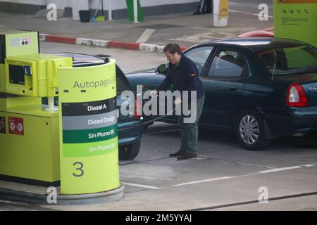 Fonciello, Spanien. 31. Dezember 2022. Fonciello, SPANIEN: Ein Mann, der sein Fahrzeug am Ende der obligatorischen Ermäßigung von 20 Cent pro Liter in Fonciello, Spanien, am 31. Dezember 2022 betankt. (Foto: Alberto Brevers/Pacific Press) Kredit: Pacific Press Media Production Corp./Alamy Live News Stockfoto