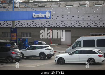 Fonciello, Spanien. 31. Dezember 2022. Fonciello, SPANIEN: Fahrzeuge, die am 31. Dezember 2022 in Fonciello, Spanien, während der obligatorischen Ermäßigung von 20 Cent pro Liter auf das Tanken warten. (Foto: Alberto Brevers/Pacific Press) Kredit: Pacific Press Media Production Corp./Alamy Live News Stockfoto