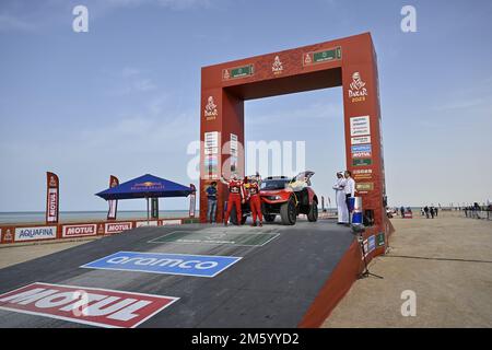 201 LOEB Sebastien (Fra), LURQUIN Fabian (Bel), Bahrain RAID Extreme, BRX, Prodrive Hunter, Auto, FIA W2RC, Action während der Starting Podium Ceremony of the Dakar 2023, am 31. Dezember 2022 in der Nähe von Yanbu, Saudi-Arabien - Foto: Gigi Soldano /DPPI/LiveMedia Stockfoto