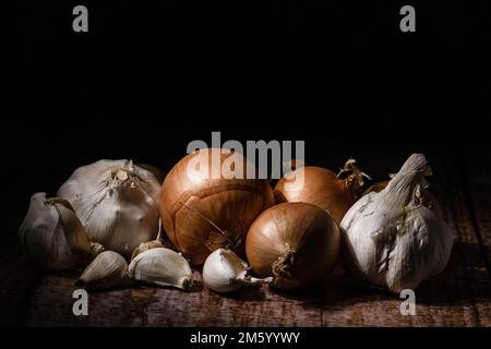 Zwiebeln und Knoblauch. Zwei beste Freunde in der Küche Stockfoto