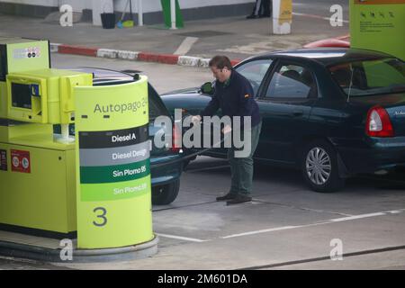 Fonciello, Asturien, Spanien. 31. Dezember 2022. Fonciello, SPANIEN: Ein Mann, der sein Fahrzeug am Ende der obligatorischen Ermäßigung von 20 Cent pro Liter in Fonciello, Spanien, am 31. Dezember 2022 betankt. (Kreditbild: © Alberto Brevers/Pacific Press via ZUMA Press Wire) Stockfoto