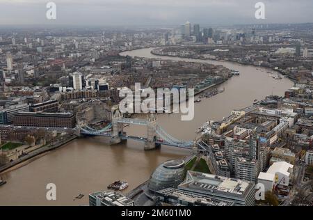 Aktenfoto vom 02./12/2015 von Tower Bridge and the Tower of London, London gesehen von The View at the Shard, London. Der Londoner Markt beginnt 2023 mit einem düsteren Hintergrund, da Großbritannien voraussichtlich in eine Rezession stürzen wird und Volkswirtschaften weltweit inmitten der Energie- und Kostenkrise mit einer enormen Inflation kämpfen. Ausgabedatum: Sonntag, 1. Januar 2023. Stockfoto