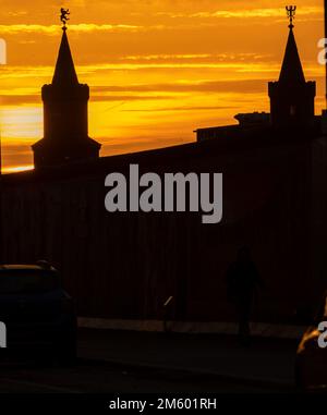 Berlin, Deutschland. 01. Januar 2023. Die Sonne geht hinter der Oberbaumbrücke auf. Kredit: Paul Zinken/dpa/Alamy Live News Stockfoto