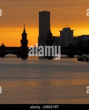 Berlin, Deutschland. 01. Januar 2023. Die Sonne geht hinter der Oberbaumbrücke auf. Kredit: Paul Zinken/dpa/Alamy Live News Stockfoto