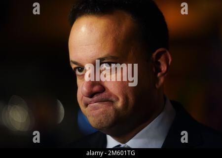 Ein Dateifoto vom 18. Oktober 12/2022 von Leo Varadkar, der darauf bestand, dass es sich um eine "Veränderung zum Schlechteren" handeln würde, da er behauptete, die Politik von Sinn Fein würde "weniger Unternehmen, weniger Arbeitsplätze und niedrigere Einkommen" bedeuten. Ausgabedatum: Sonntag, 1. Januar 2023. Stockfoto