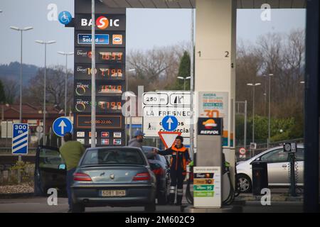 Viella, Asturien, Spanien. 31. Dezember 2022. Viella, SPANIEN: Betankung von Fahrzeugen am Ende der obligatorischen Ermäßigung von 20 Cent pro Liter in Viella, Spanien, am 31. Dezember 2022. (Kreditbild: © Alberto Brevers/Pacific Press via ZUMA Press Wire) Stockfoto