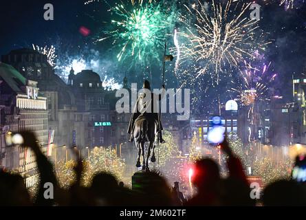 Prag, Tschechische Republik. 01. Januar 2023. Neujahrsfeiern in Prag, Tschechische Republik, 1. Januar 2023. Kredit: Roman Vondrous/CTK Photo/Alamy Live News Stockfoto