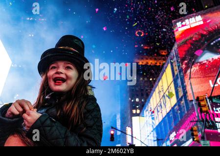 New York, Usa. 01. Januar 2023. Die Zuschauer kommen während der Silvesterfeier 2023 am Times Square, New York City, ins neue Jahr. (Foto: Erin Lefevre/NurPhoto) Kredit: NurPhoto SRL/Alamy Live News Stockfoto