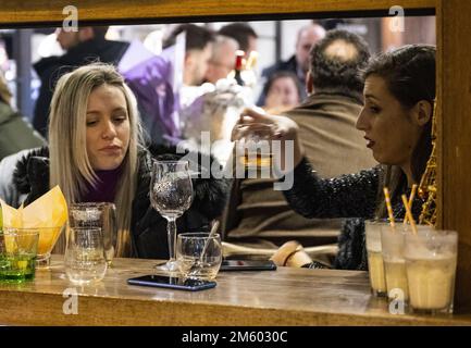 Prag, Tschechische Republik. 31. Dezember 2022. Neujahrsfeiern in Prag, Tschechische Republik, 1. Januar 2023. Kredit: Roman Vondrous/CTK Photo/Alamy Live News Stockfoto