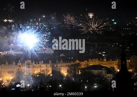 Prag, Tschechische Republik. 01. Januar 2023. Neujahrsfeiern in Prag, Tschechische Republik, 1. Januar 2023. Kredit: Ondrej Deml/CTK Photo/Alamy Live News Stockfoto