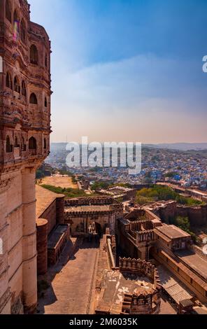 Mehrangarh Fort mit Jodhpur Blue City bei Sonnenuntergang, Rajasthan, Indien Stockfoto