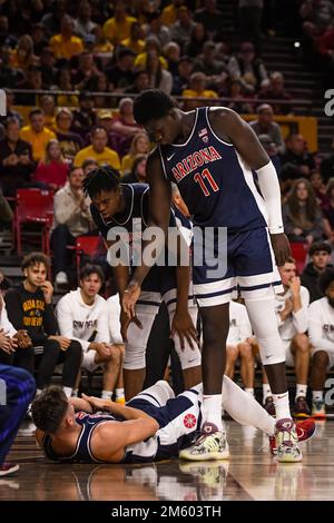 Der Wachmann der University of Arizona Adama Bal (2) und das Zentrum Oumar Ballo (11) helfen, Pelle Larsson (3) nach einem harten Sturz in der ersten Hälfte der NCAA zu schützen Stockfoto