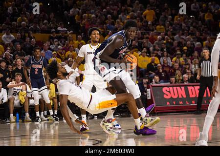 Zentrum der University of Arizona Oumar Ballo (11) fährt in der ersten Hälfte des NCAA-Basketballspiels gegen Arizona State in Tempe, A, in Richtung des Korbs Stockfoto