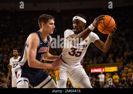 Arizona State Guard Devan Cambridge (35) wird in der zweiten Hälfte des NCAA-Basketballspiels gegen die UNO von Arizona Forward Azuolas Tubelis (10) verteidigt Stockfoto