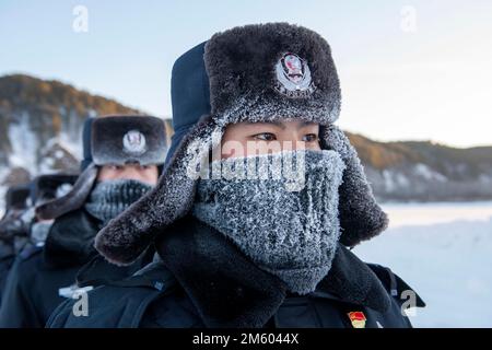 MOHE, CHINA - 1. JANUAR 2023 - die Hüte der Grenzschutzpolizisten sind aufgrund des kalten Wetters in Beiji Village, Mohe City, Northea mit Frost bedeckt Stockfoto